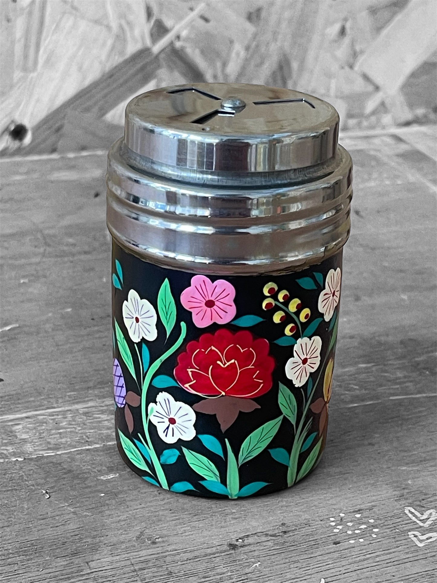 Decorative salt/pepper shakers